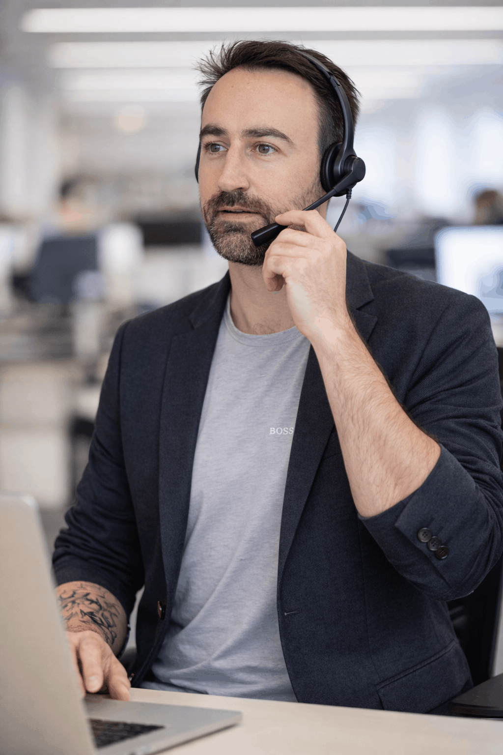 Aymeric Mathéossian en prospection commerciale B2B au téléphone